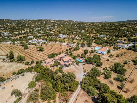 Villa de luxo com 6 quartos, casa de hóspedes e vistas deslumbrantes para o campo