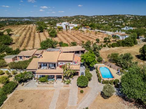 Villa de luxo com 6 quartos, casa de hóspedes e vistas deslumbrantes para o campo