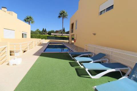 Albufeira - Moradia em Banda renovada T2+1 com piscina e garagem
