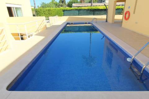 Albufeira - Moradia em Banda renovada T2+1 com piscina e garagem
