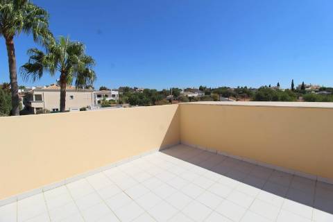 Albufeira - Moradia em Banda renovada T2+1 com piscina e garagem
