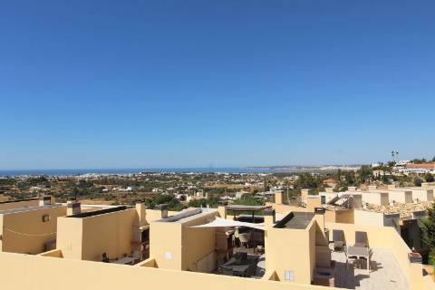 Albufeira - Moradia em Banda renovada T2+1 com piscina e garagem