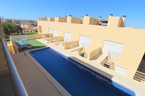 Albufeira - Moradia em Banda renovada T2 com piscina e garagem