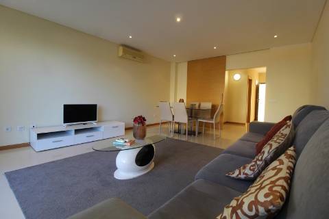 Albufeira - Moradia em Banda renovada T2 com piscina e garagem