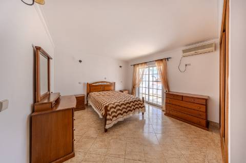 GUIA - Espaçoso Apartamento T2+1 com Vista sobre a Vila