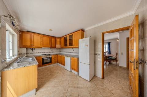GUIA - Espaçoso Apartamento T2+1 com Vista sobre a Vila