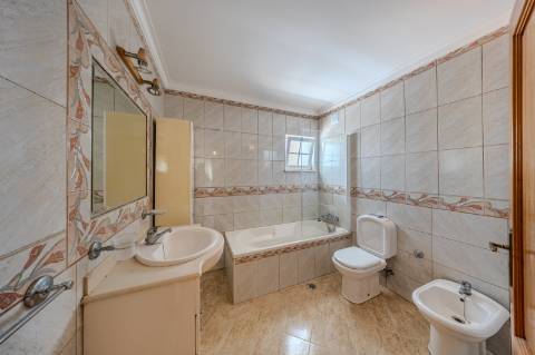 GUIA - Espaçoso Apartamento T2+1 com Vista sobre a Vila