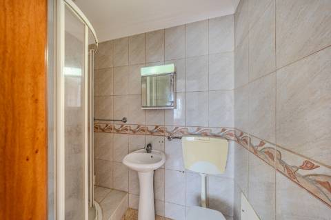 GUIA - Espaçoso Apartamento T2+1 com Vista sobre a Vila
