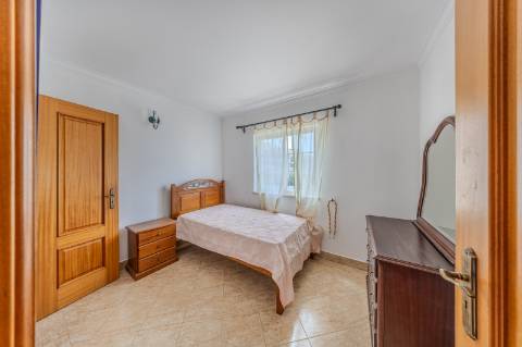 GUIA - Espaçoso Apartamento T2+1 com Vista sobre a Vila