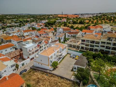 GUIA - Espaçoso Apartamento T2+1 com Vista sobre a Vila