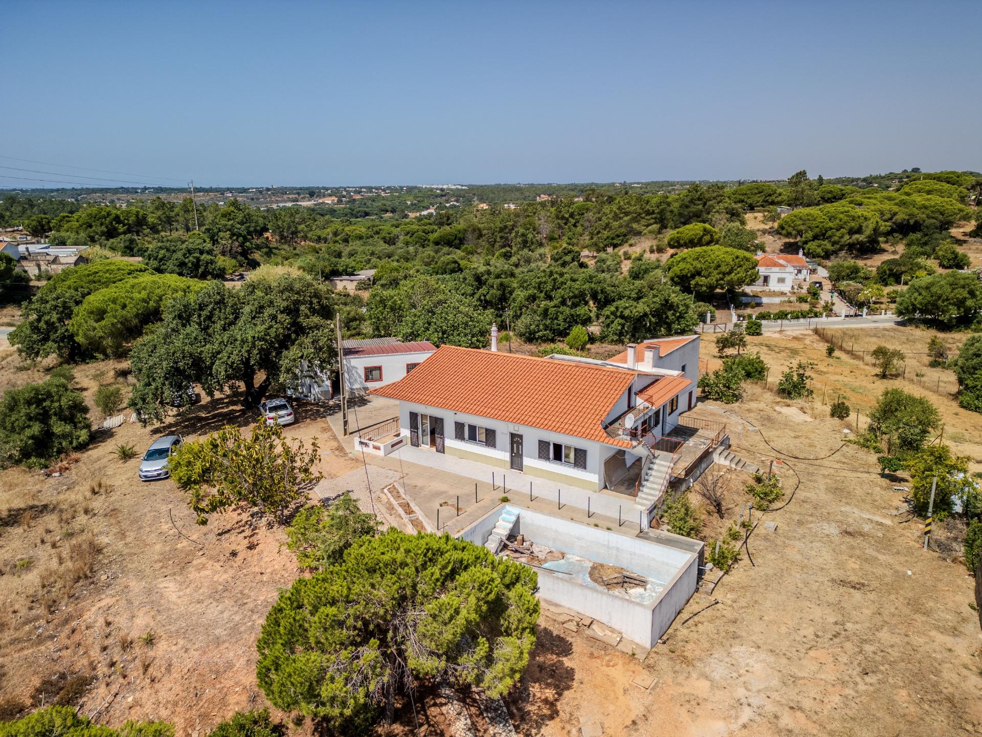 Moradia T6 com Dois Fogos - Excelente Oportunidade de Investimento próximo da Quinta do Lago