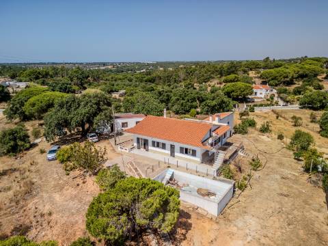 Moradia T6 com Dois Fogos - Excelente Oportunidade de Investimento próximo da Quinta do Lago