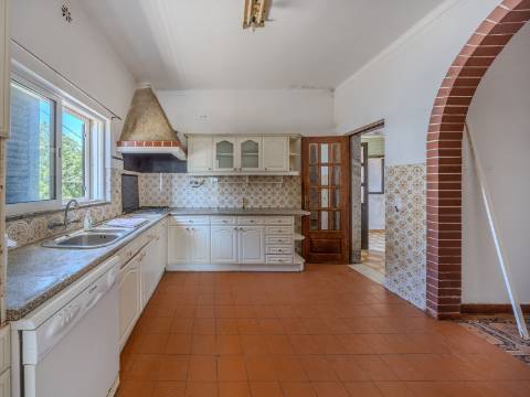 Moradia T6 com Dois Fogos - Excelente Oportunidade de Investimento próximo da Quinta do Lago