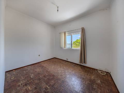 Moradia T6 com Dois Fogos - Excelente Oportunidade de Investimento próximo da Quinta do Lago