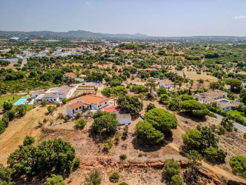 Moradia T6 com Dois Fogos - Excelente Oportunidade de Investimento próximo da Quinta do Lago