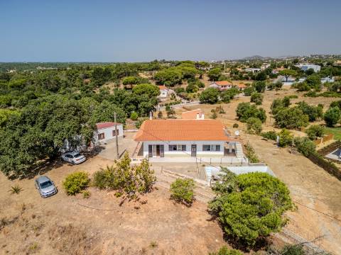 Moradia T6 com Dois Fogos - Excelente Oportunidade de Investimento próximo da Quinta do Lago