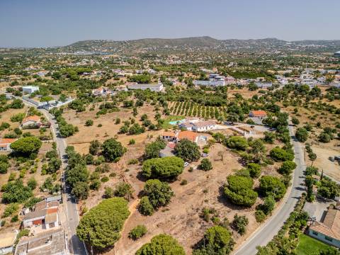 Moradia T6 com Dois Fogos - Excelente Oportunidade de Investimento próximo da Quinta do Lago