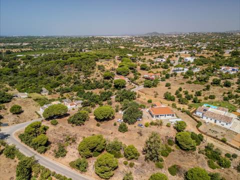 Moradia T6 com Dois Fogos - Excelente Oportunidade de Investimento próximo da Quinta do Lago