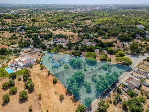 Moradia T6 com Dois Fogos - Excelente Oportunidade de Investimento próximo da Quinta do Lago