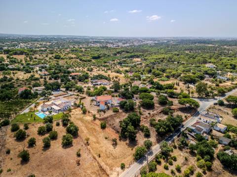Moradia T6 com Dois Fogos - Excelente Oportunidade de Investimento próximo da Quinta do Lago