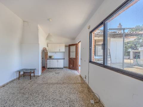 Moradia T6 com Dois Fogos - Excelente Oportunidade de Investimento próximo da Quinta do Lago