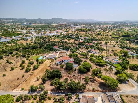 Moradia T6 com Dois Fogos - Excelente Oportunidade de Investimento próximo da Quinta do Lago