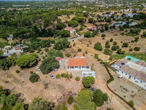 Moradia T6 com Dois Fogos - Excelente Oportunidade de Investimento próximo da Quinta do Lago