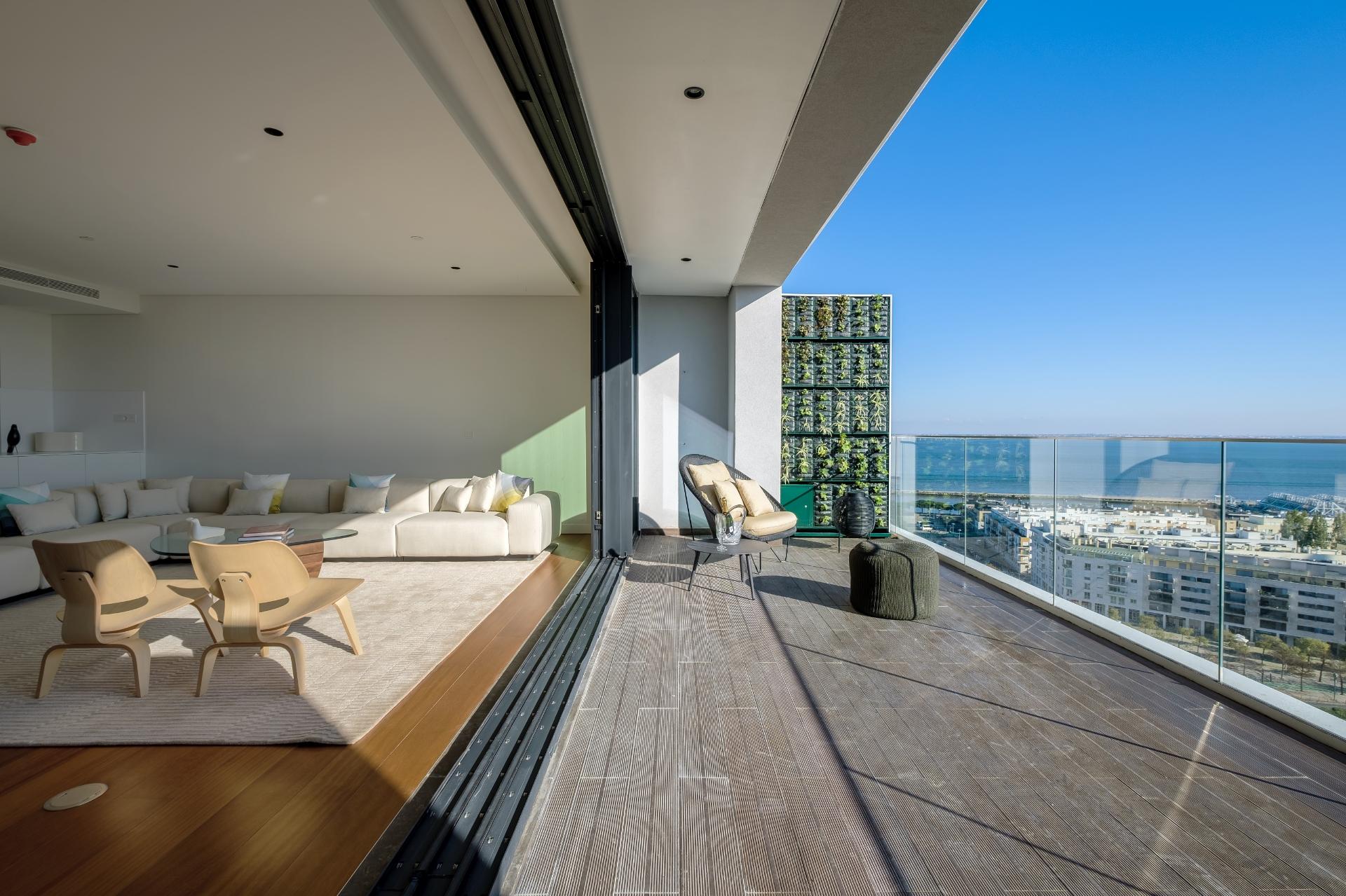 Apartamento T3 | Vista frontal de Rio | Parque das Nações