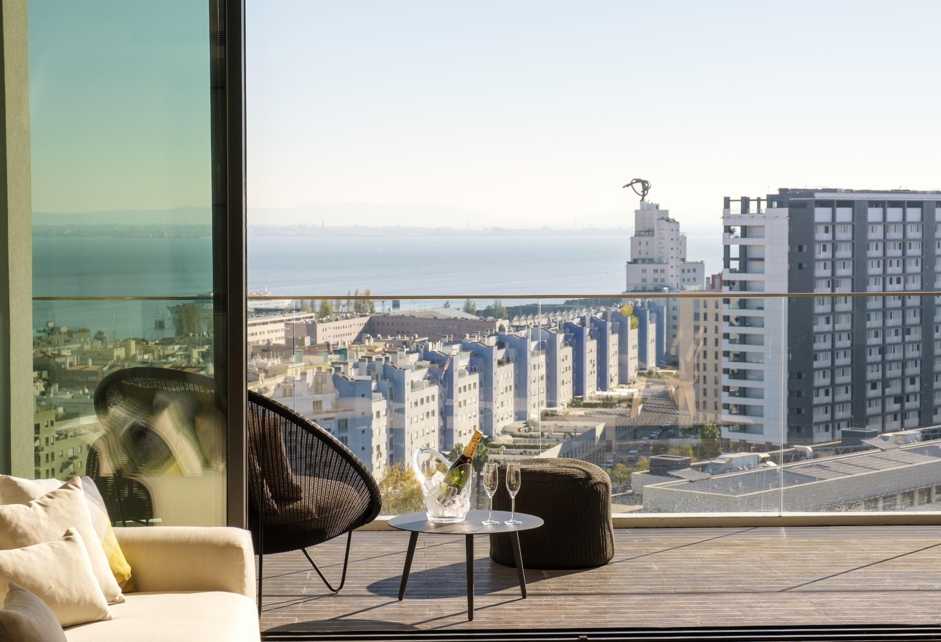 Apartamento T3 | Vista frontal de Rio | Parque das Nações