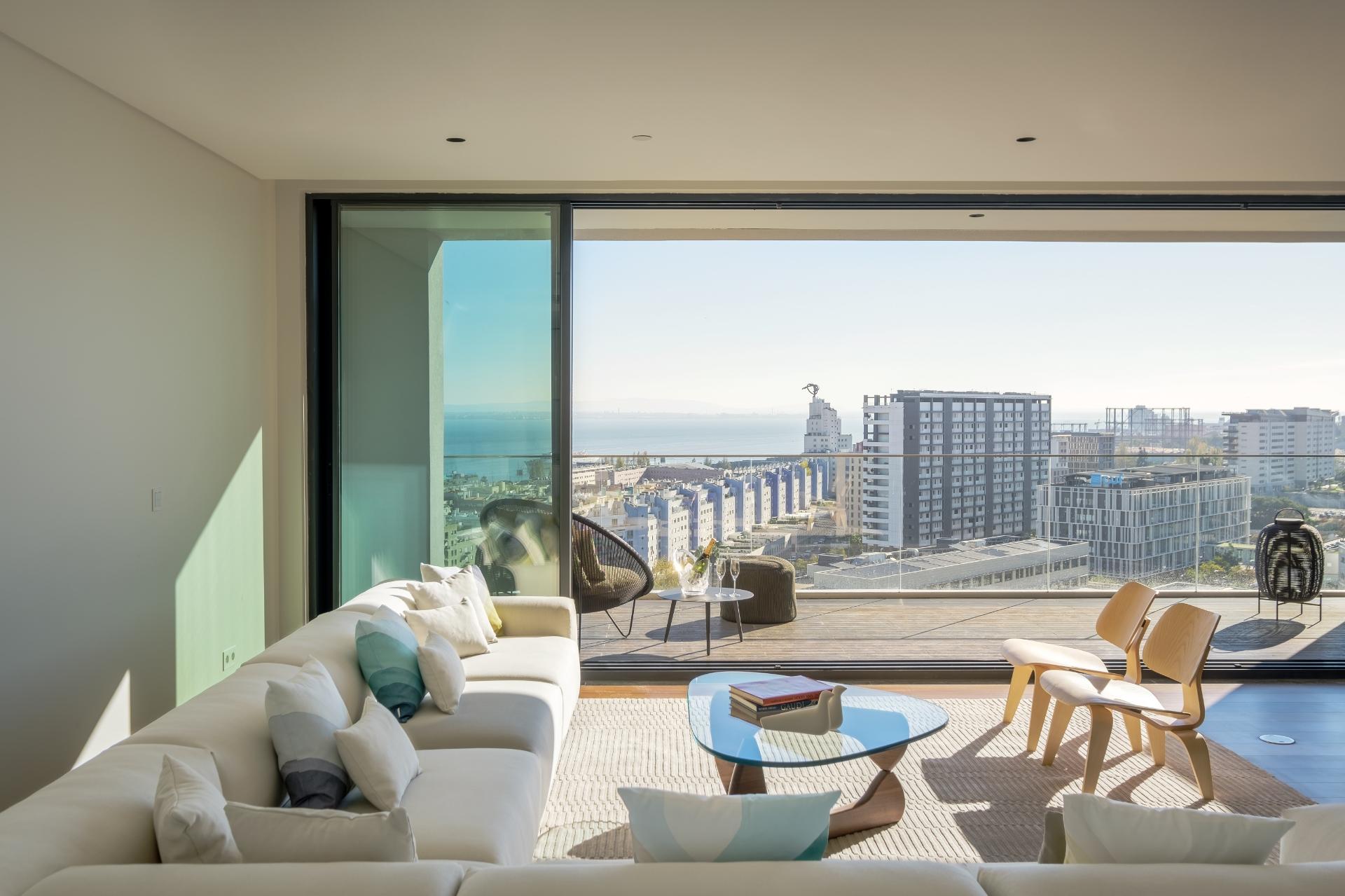 Apartamento T3 | Vista frontal de Rio | Parque das Nações