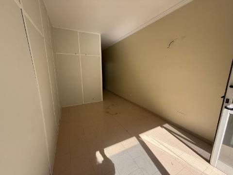 Apartamento T2 com Projeto Aprovado | 90m² | Prior Velho