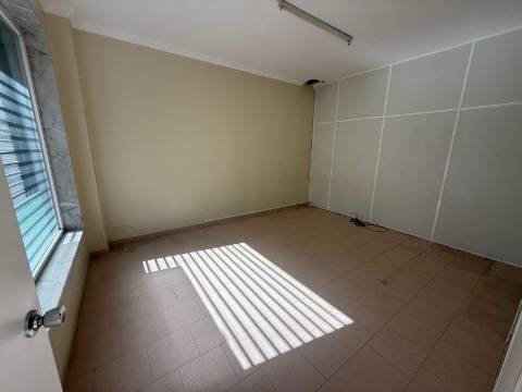 Apartamento T2 com Projeto Aprovado | 90m² | Prior Velho
