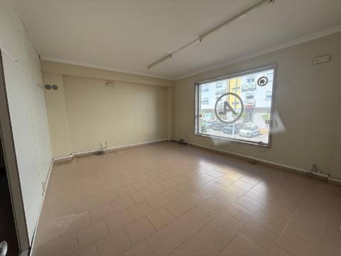 Apartamento T2 com Projeto Aprovado | 90m² | Prior Velho