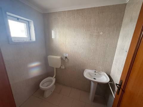 Apartamento T2 com Projeto Aprovado | 90m² | Prior Velho