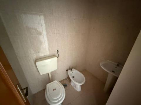 Apartamento T2 com Projeto Aprovado | 90m² | Prior Velho