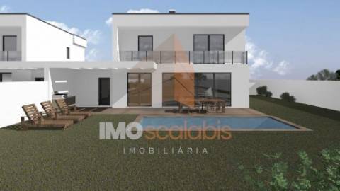 Moradia T4, com Piscina em Almeirim