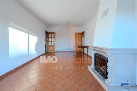 APARTAMENTO T3 COM GARAGEM E ARRECADAÇÃO – SANTARÉM