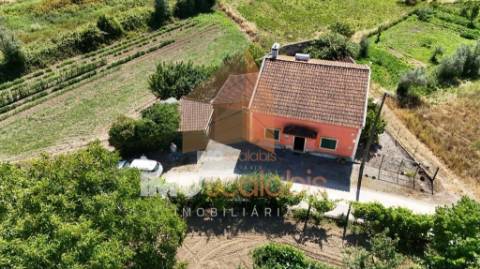 Moradia T4 com terreno rústico em Alforzemel – Almoster, Santarém
