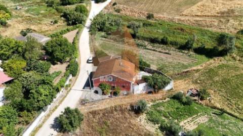 Moradia T4 com terreno rústico em Alforzemel – Almoster, Santarém