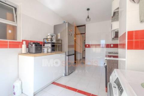 Apartamento T3 com Elevador e Vista Desafogada