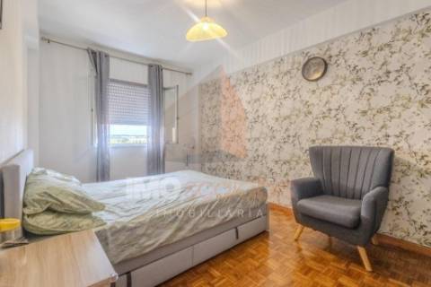Apartamento T3 com Elevador e Vista Desafogada