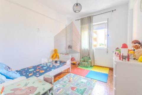 Apartamento T3 com Elevador e Vista Desafogada