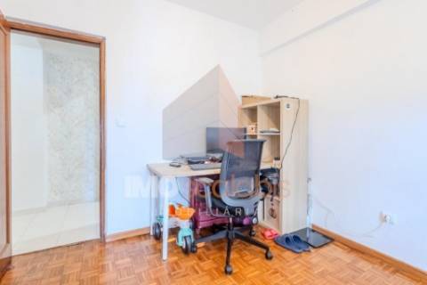 Apartamento T3 com Elevador e Vista Desafogada