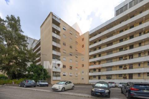 Apartamento T3 com Elevador e Vista Desafogada