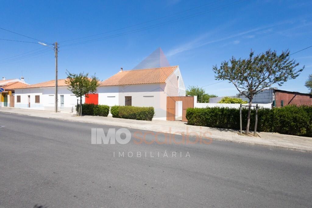 Moradia Térrea com anexos e logradouro em Alpiarça
