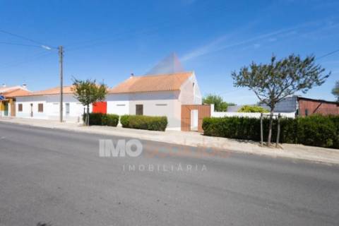 Moradia Térrea com anexos e logradouro em Alpiarça