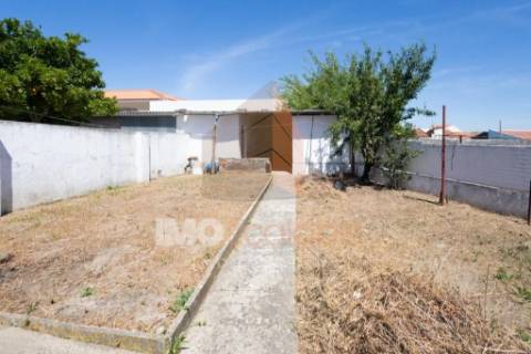 Moradia Térrea com anexos e logradouro em Alpiarça