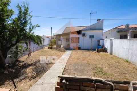 Moradia Térrea com anexos e logradouro em Alpiarça