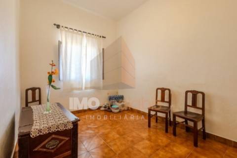 Moradia Térrea com anexos e logradouro em Alpiarça