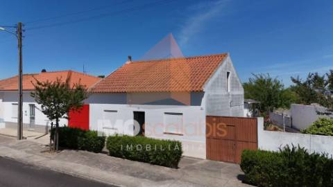 Moradia Térrea com anexos e logradouro em Alpiarça